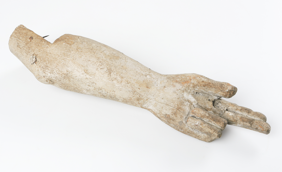 Arm till helgonbild, av trä. Bemålad.
