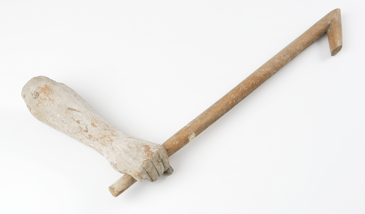 Arm till helgonbild, av trä. Bemålad.
