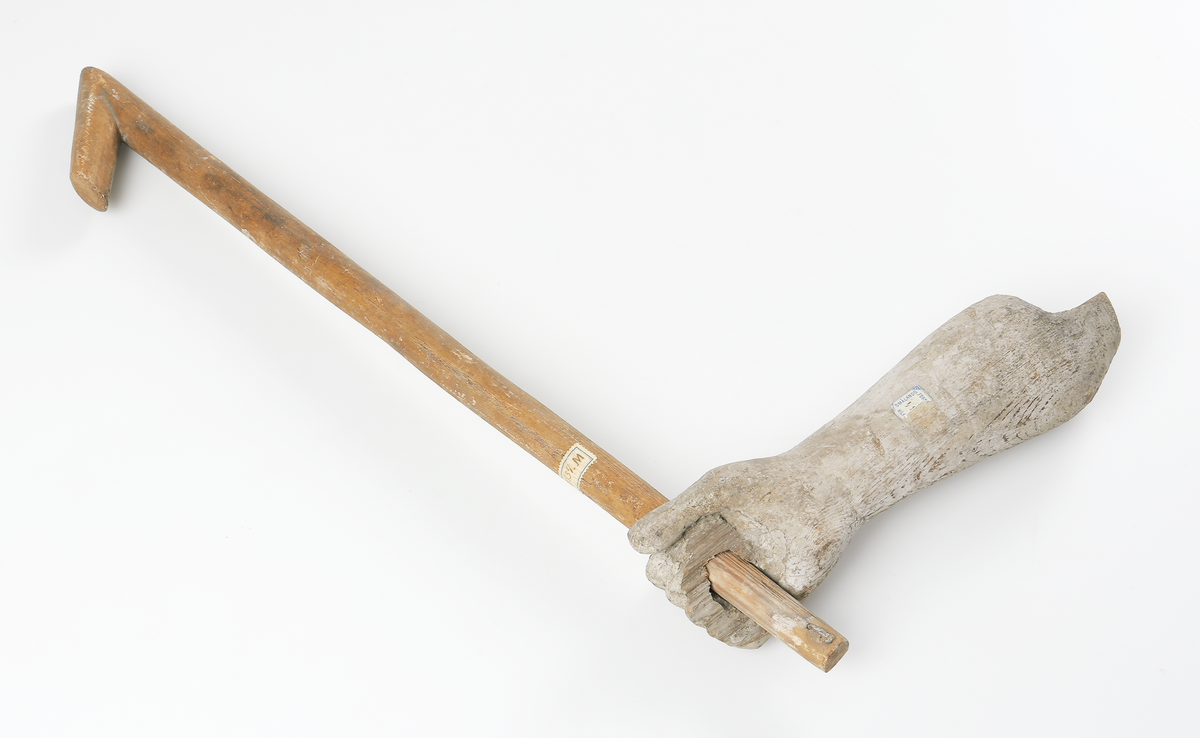 Arm till helgonbild, av trä. Bemålad.
