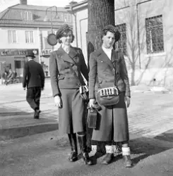 Två kvinnliga busskonduktörer, 1937, Västerås.