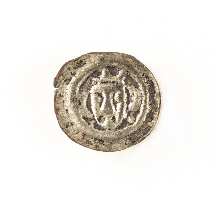 Medeltida brakteat från Albrekt av Mecklenburgs tid (1364-1389), funnen vid altargrundens ytterkant, vid Valbo kyrka.