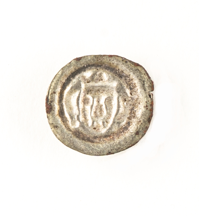 Medeltida brakteat från Albrekt av Mecklenburgs tid (1364-1389), funnen vid altargrundens ytterkant, vid Valbo kyrka.
