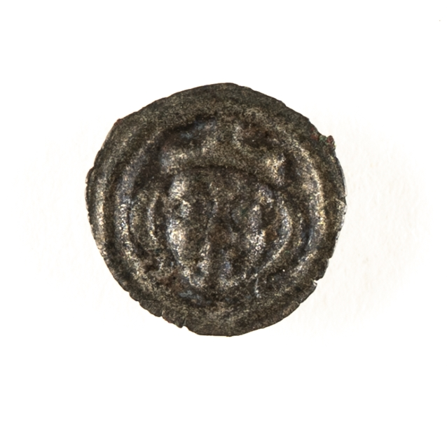 Medeltida brakteat från Albrekt av Mecklenburgs tid (1364-1389), funnen under korets golv, vid Valbo kyrka.