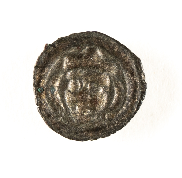 Medeltida brakteat från Albrekt av Mecklenburgs tid (1364-1389), funnen under korets golv, vid Valbo kyrka.