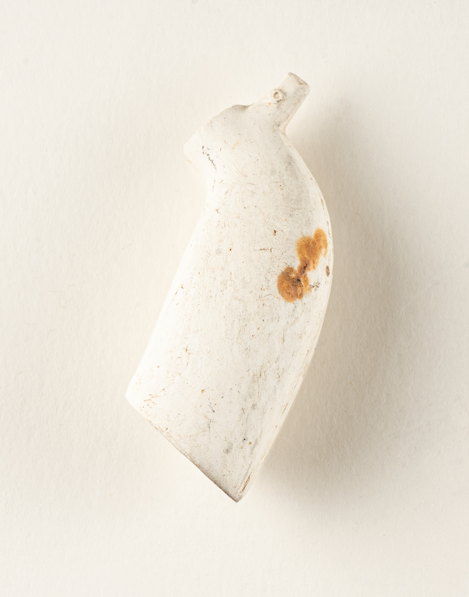 Huvud till avbruten kritpipa, funnet under golvet i kyrkans västra ände, vid Valbo kyrka.