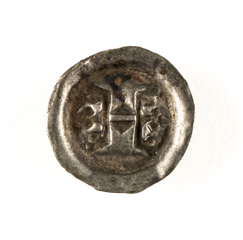Medeltida brakteat från Albrekt av Mecklenburgs tid (1364-1389), funnen under korets golv, vid Valbo kyrka.
