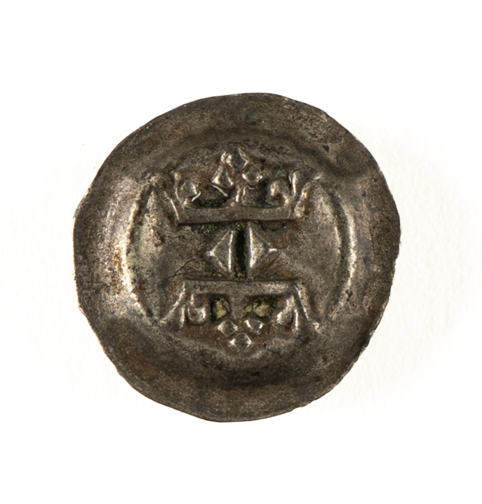 Medeltida brakteat från Albrekt av Mecklenburgs tid (1364-1389), funnen under korets golv, vid Valbo kyrka.
