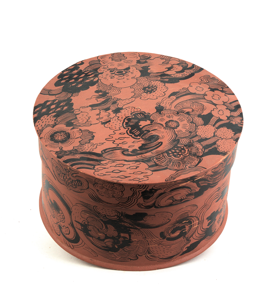 Øskje med lok og dekor.