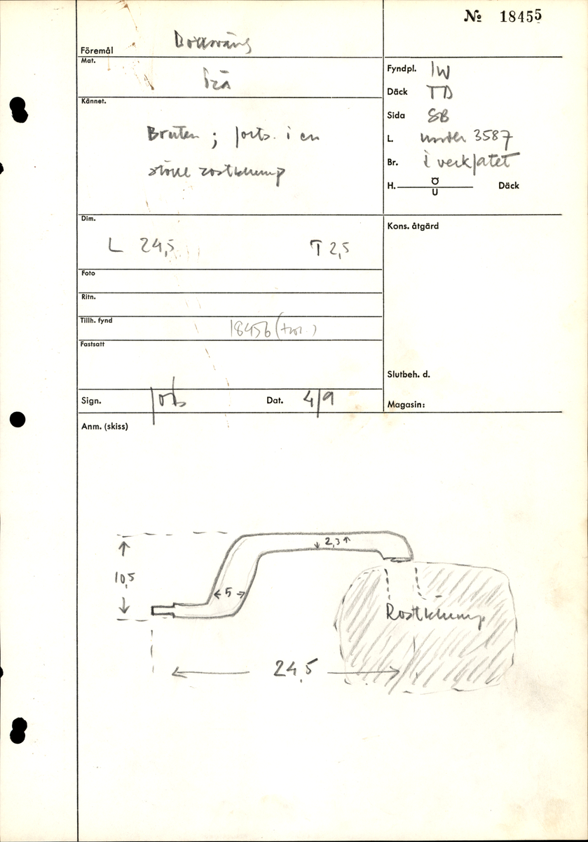 Ett skaft till en borr, sk borrsväng. Skaftet har fasade ytterkanter. Skaftet, som tidigare varit avbrutet, har fogats samman av konserveringsenheten 1996.

Skaftet är välbevarat. På skaftets yta syns blå utfällningar.

För mer information se Dokumentationsblankett under Referenser – Länkade filer.


Text in English: The handle of a brace.

Cranked wooden handle with bevelled sides. Previously broken, repaired by the Conservation Laboratory in 1996.

Well preserved. Blue precipitations on surface.

For more information see the Documentation form under References – Linked files.