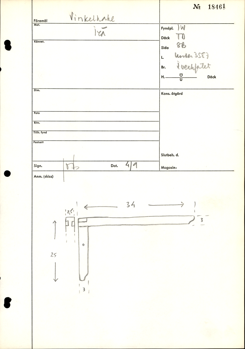 En vinkelhake.

Vinkelhaken består av två plana stavar som är sammanfogade genom sinkning. Ändarna är profilerade. I mitten av den kortare staven finns ett runt hål för upphängning.

Vinkelhaken är välbevarad och i gott skick.

För mer information se Dokumentationsblankett under Referenser – Länkade filer.