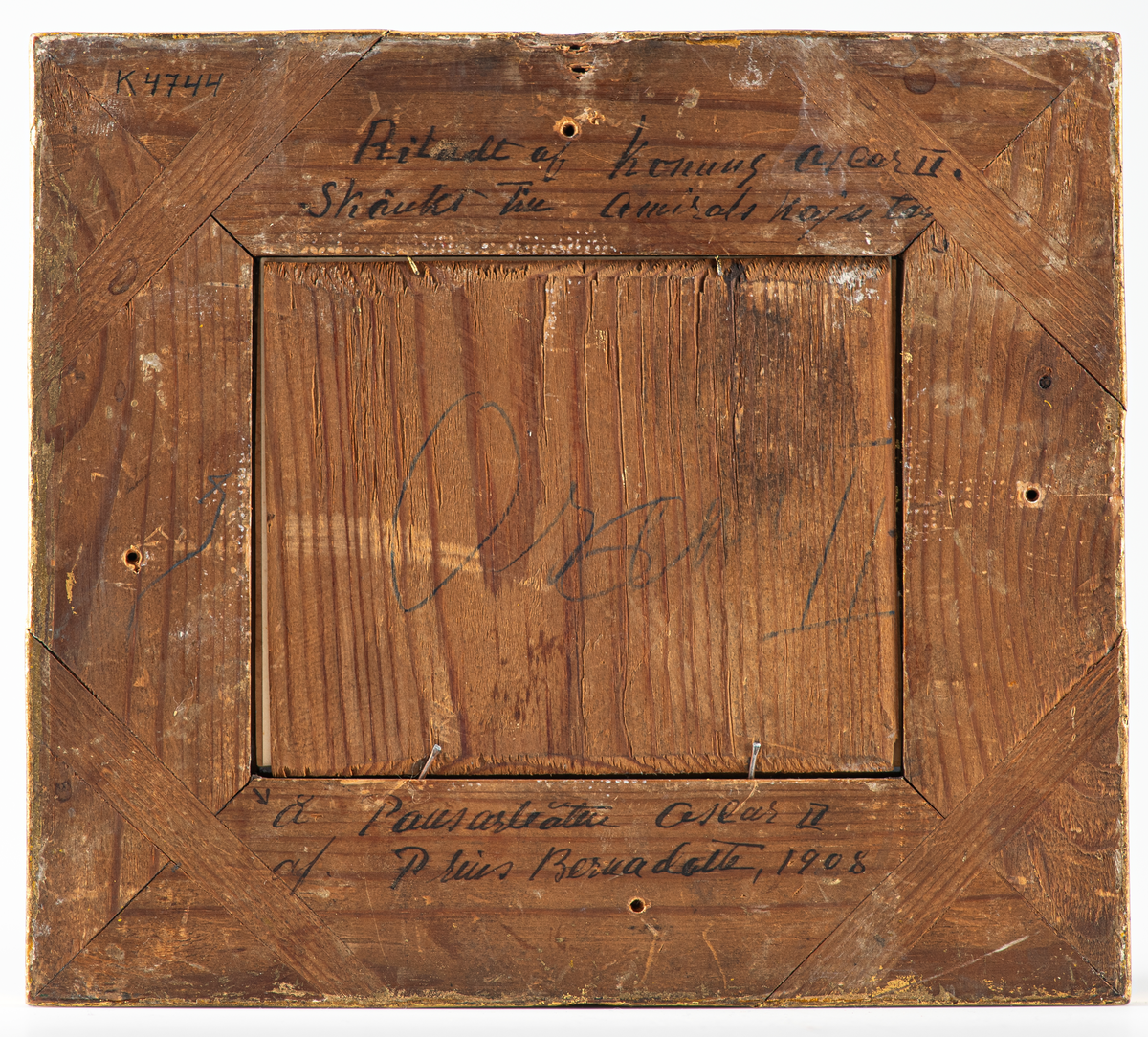 Pennteckning av örlogsfartyg under segel, utförd av konung Oscar II som prins 1843 och signerad Oscar 1843.

Inom glas och förgylld ram.

På ramens baksida är skrivet med bläck: Ritadt av Konung Oscar II. Skänkt till amiralskajutan å pansarskeppet Oscar II av Prins Bernadotte 1908.