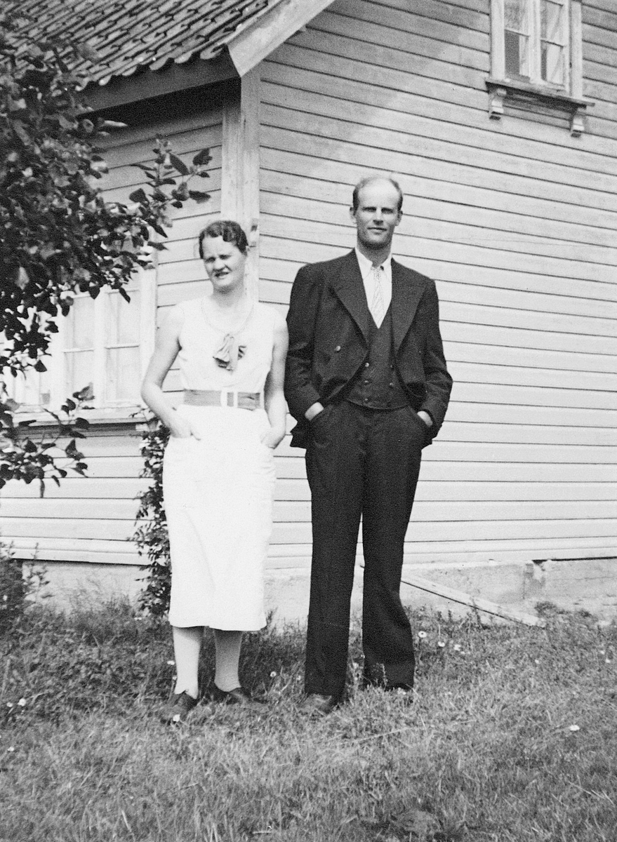 Ekteparet Laura og Oliver Johannessen foran huset sitt på Njærheim