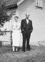 Ekteparet Laura og Oliver Johannessen foran huset sitt på Nj