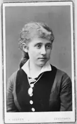 Portrett av Ragna Rogneby født Møller, gift med Adolf Rogneb