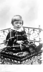 Visittkort, barneportrett av Ole Bernhard Skalle F.1901 på G