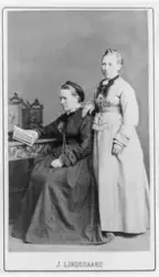 To venninner fra Onsøy hos fotografen i Christiania. Julie M