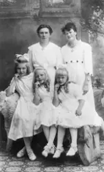 Foran fra venstre: Aase Kjersti Oleane Hougen F. 1906 D. 197