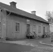 Med tiden kom Smedjegatan i Linköping att förlängas mot Västanågatan. I gatuhörnet hamnade denna enklare bostadslänga. Foto 1961.