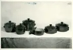 Grytor med lock från Bo Fajans, 1900-talets mitt.