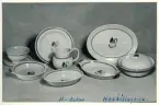 Hushållsgods med dekor M från Bo Fajans, formgivare Allan Ebeling och Eva Jancke-Björk, 1900-talets mitt.