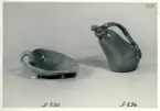 Lövformad skål och päronformad kanna från Bo Fajans, formgivare Ewald Dahlskog, 1900-talets mitt.