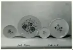 Fat och assiett från Bo Fajans, formgivna av bland annat Allan Ebeling, tidigt 1900-tal. Dekorer Flora och L.K.