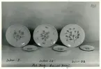 Tallrikar och assietter från Bo Fajans, 1900-talets mitt. Dekorerna B, BK och OB.