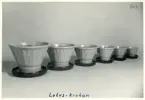 Lotus-krukan i olika storlekar från Bo Fajans, formgivare Ewald Dahlskog, 1900-talets mitt.