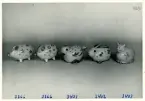 Sparbössor/Spargrisar från Bo Fajans, formgivare Eva Jancke-Björk, 1900-talets mitt. Grisar med olika dekor, anka, kanin och katt.