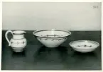 Kanna och skålar från Bo Fajans, formgivare Eva Jancke-Björk, 1900-talets mitt.