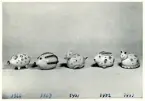 Sparbössor/Spargrisar från Bo Fajans, formgivare Eva Jancke-Björk, 1900-talets mitt. Gris, igelkott, anka, kanin och katt.