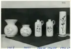 Tre vaser och två krus från Bo Fajans, formgivare Eva Jancke-Björk, 1900-talets mitt.