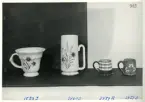Bägare, vas samt två muggar från Bo Fajans, formgivan av Allan Ebeling och Eva Jancke-Björk, 1900-talets mitt.
