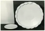 Assiett och fat från Bo Fajans, formgivare Eva Jancke-Björk, 1900-talets mitt.