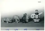 Tre figurer och en flaska från Bo Fajans, formgivare Allan Ebeling, tidigt 1900-tal. Flodhäst, elefant, pojke med korg, flaska i form av en gubbe.