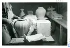 Bild från tillverkningen på Bo Fajans. Gjutning av kruka i gips form.