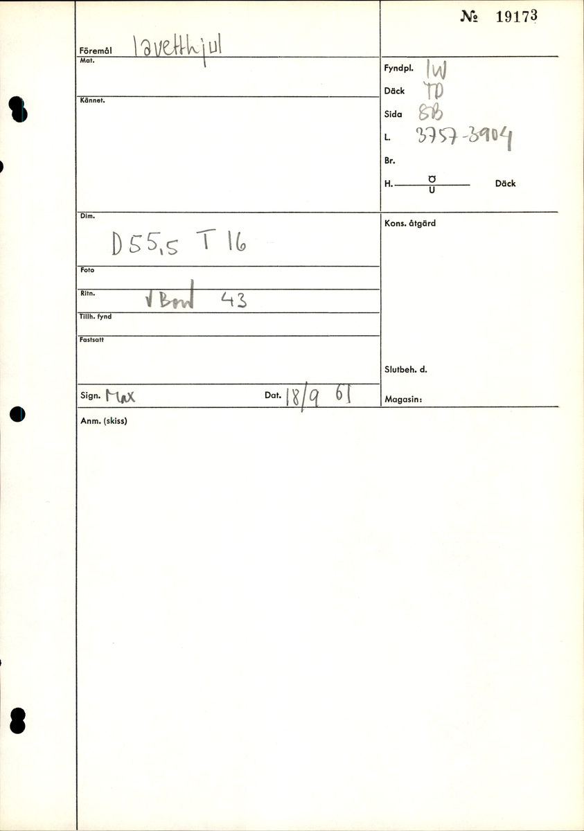 Lavetthjul fram. 

För mer information se Dokumentationsblankett under Referenser – Länkade filer.

Text in english:
Gun carriage wheel.

For more information see the Documentation form under References – Linked files.
