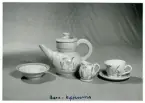 Barnkaffeservis med påskdekor från Bo Fajans, 1900-talets mitt. Skål, kanna, gräddkanna, kopp med fat.