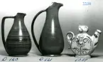 Två vinkannor samt ett krus med hänkel och pip från Bo Fajans, formgivna av Ewald Dahlskog och Allan Ebeling.