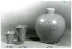 Två bägare samt en vas med ristad dekor från Bo Fajans, formgivare Eva Jancke-Björk, 1900-talets mitt.