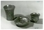 Bägare, skål och vas med ristad dekor från Bo Fajans, formgivare Eva Jancke-Björk, 1900-talets mitt.