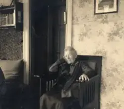 Text på baksidan. Bild 4 "Stugan" Fbg.  Förvärv från Anna-Li