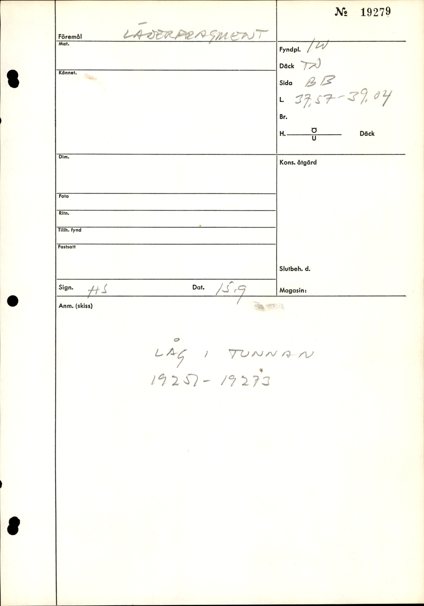 Tjugosex, ospecificerade läderfragment. Längs med ytterkanterna på fyra av de större fragmenten syns hål efter stygn. Stygnen sitter med 3 mm mellanrum. Lädret är tunt och mycket sprött.