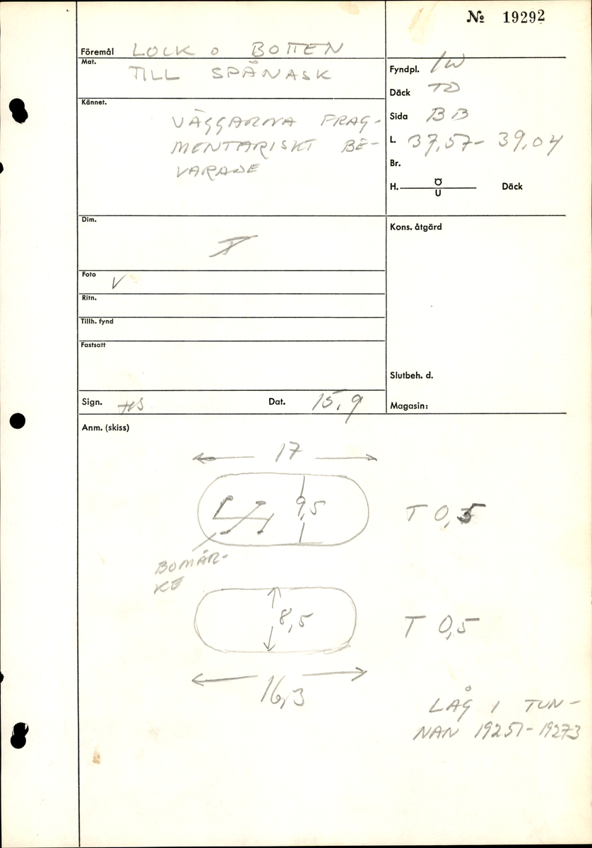 En svepask, i delar. Delarna utgörs av ett lock, en botten samt fragment av svepet. Locket och botten är båda försedda med varsitt bomärke.