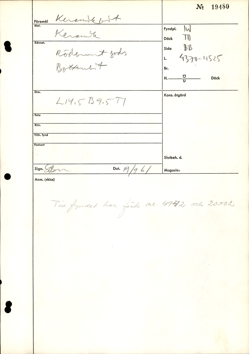 En keramikskål, nästan komplett. Sammansatt av lösa delar och bitar. Bitar saknas på flera ställen. På mynningsranden som är plan (höjd 30 mm) finns en övre och en undre rits runt om och  den saknar bitar på två ställen.
En bandhänkel (bredd 55 mm). Plan botten. Den gulmålade insidan blyglaserad. Utsidan brun och endast fläckvis glaserad.
Drejfåror vid myningen och på buken.