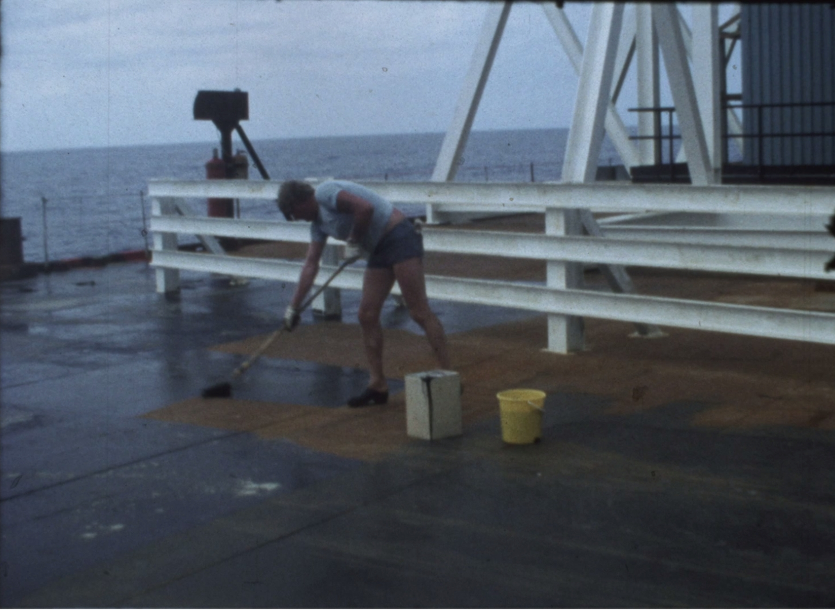 Livet ombord Neptunbolagets transportponton GOLIAT 17 under en resa från Japan till emiratet Dubai som skedde mellan 11/5 - 16/6 1978. 


Inledningsvis monteras en bogseringskrok på pontonen. Därefter bogseras GOLIAT 17 från en oidentifierad hamn i Japan av bärgningsfartyget NEPTUN. Vidare följer scener från däck på lastytan samt på pontonens besättning när de ägnar sig åt arbete och fritid. Exempelvis målas däcket med ett nytt lager färg och delar av besättningen filmas när de kopplar av i solstolar. 
Pontonen dokumenteras även inifrån där besättning kommunicerar med hjälp av radioutstrustning samt håller på med diverse administrativt arbete. Väderlekens skiftningar skildras, från soligt och vindstilla till storm och häftiga vågor.