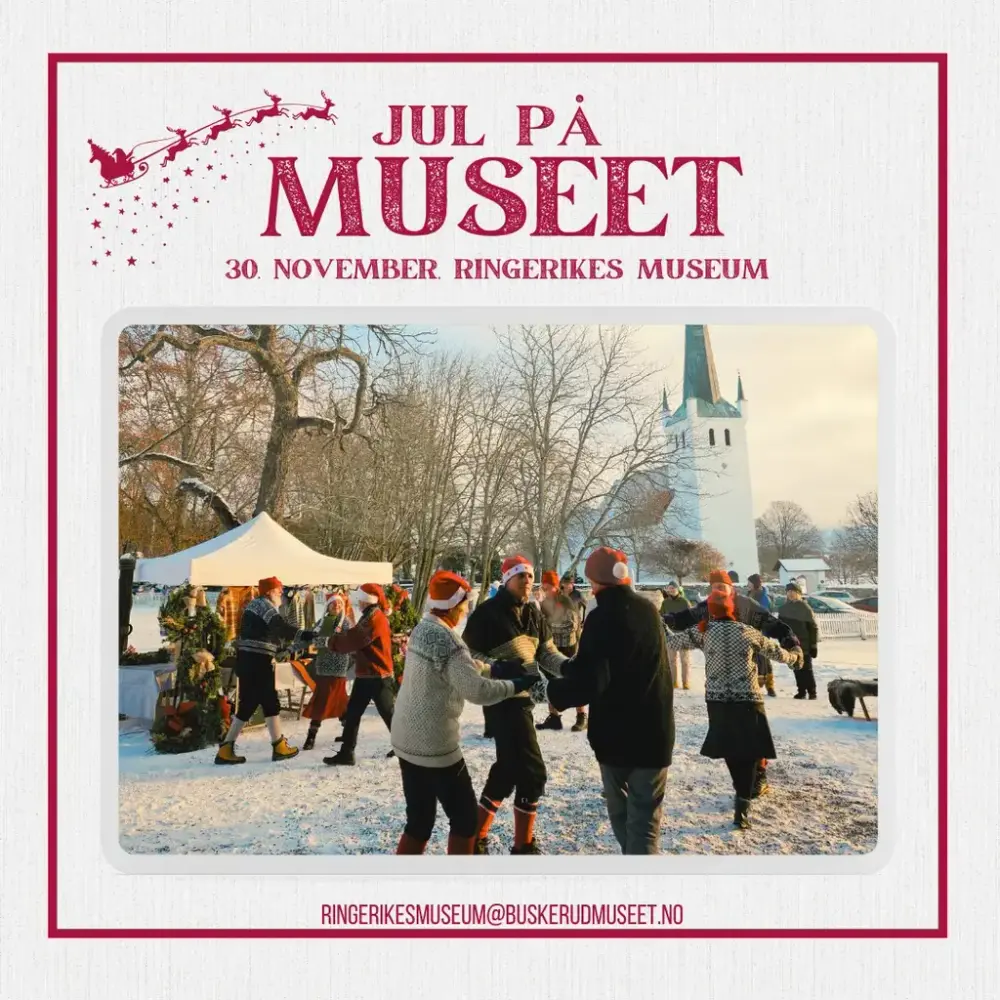 Promoteringsbilde for julemarked på Ringerikes Museum 30 november 2025. Bildet av medlemmer av en dansegruppe som danser i nissekostymer, samt en markedsbod i bakgrunnen 