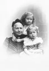 Gruppeportrett av Grethe Amalie f. Evenrød Høidahl med sønne