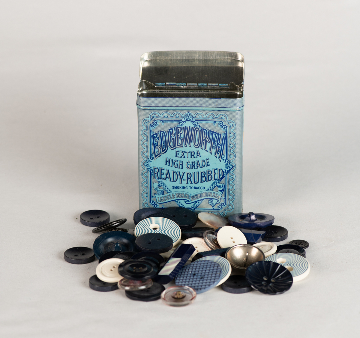 Høy smal boks med topplokk.
Inneholder ulike knapper.