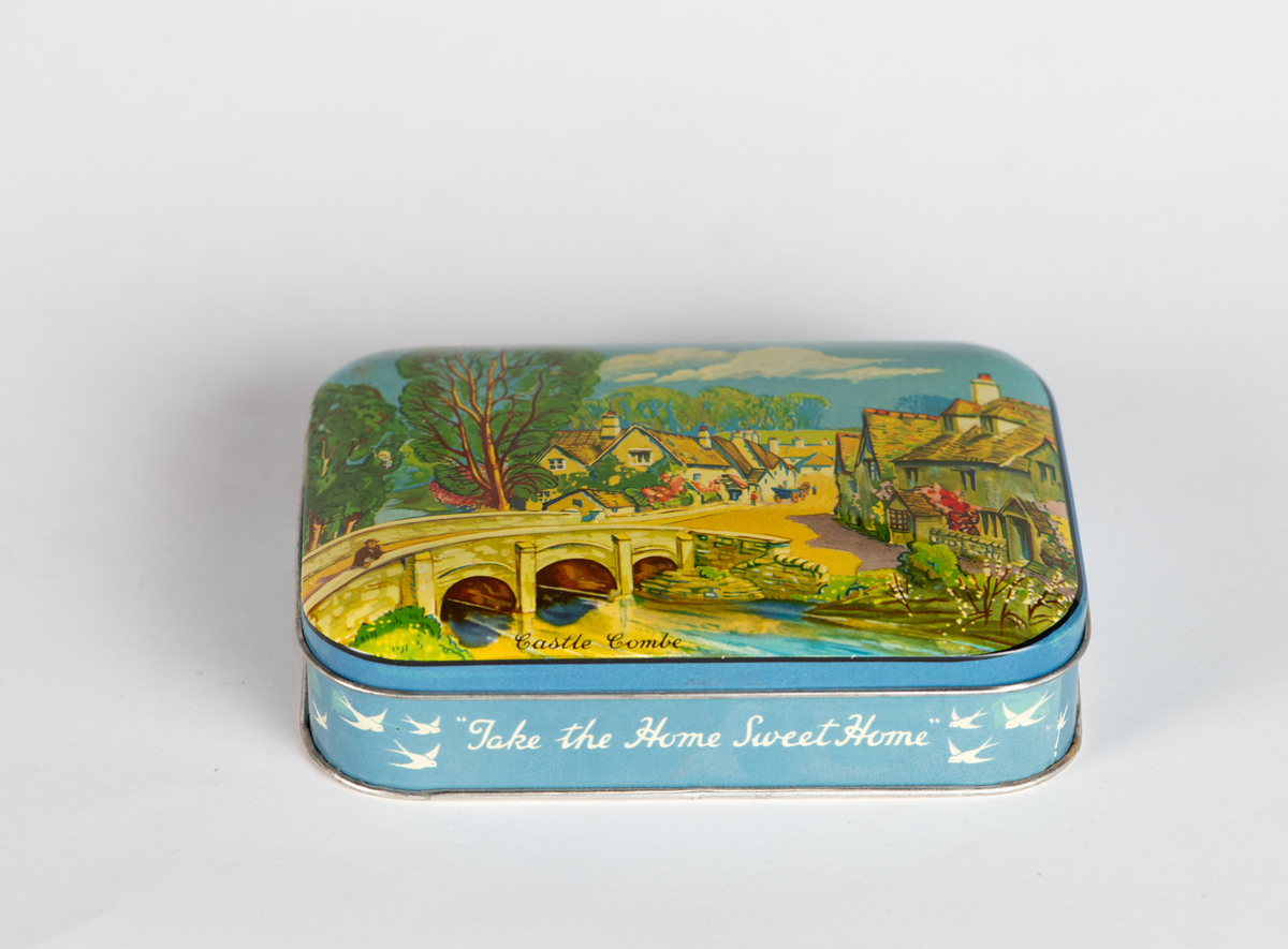 Engelsk landsbymotiv med bro i forgrunnen og tekst.